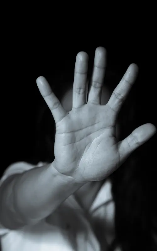 Mujer indicando parar la violencia intrafamiliar